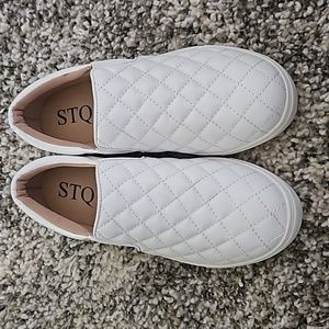 STQ quilted slides white size 7.5